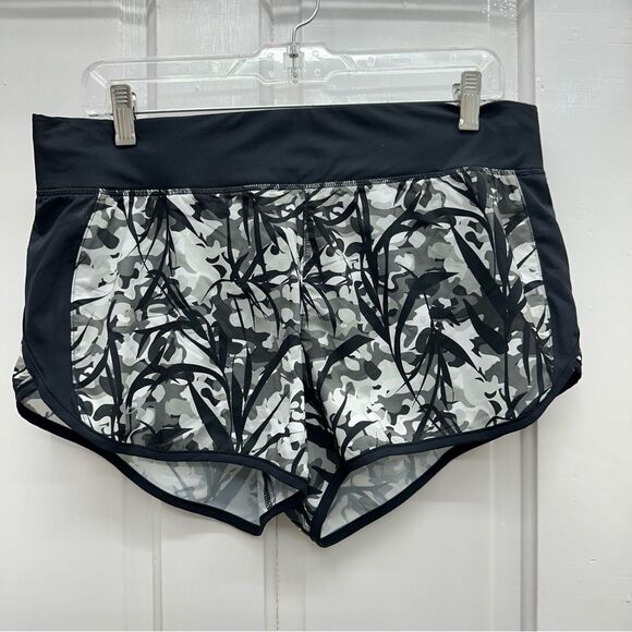 Under Armour run Speedpocket fitted athletic shorts with liner women's large - Picture 2 of 8